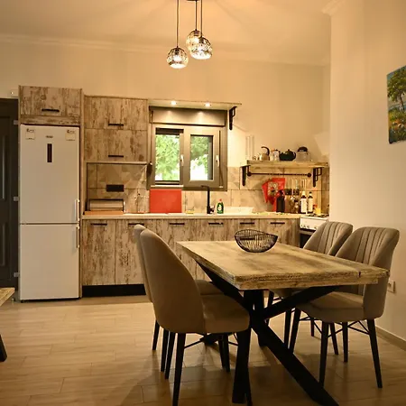 Liocharis Akro 1 Vilă *